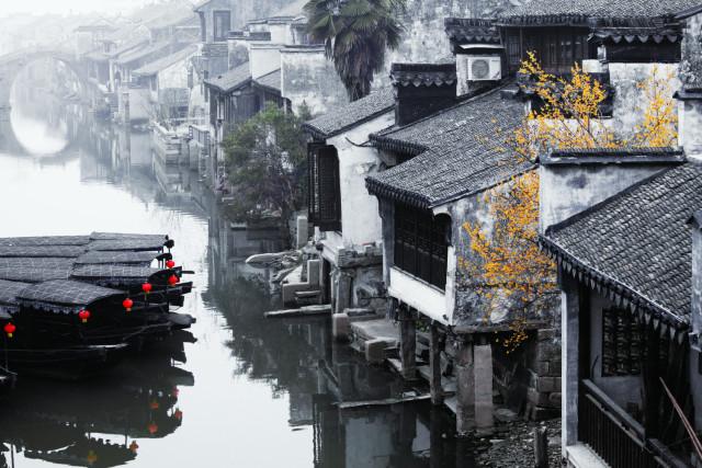 蒸肠粉是广东地区的一道传统小吃,以其嫩滑、口感鲜美而备受喜爱
